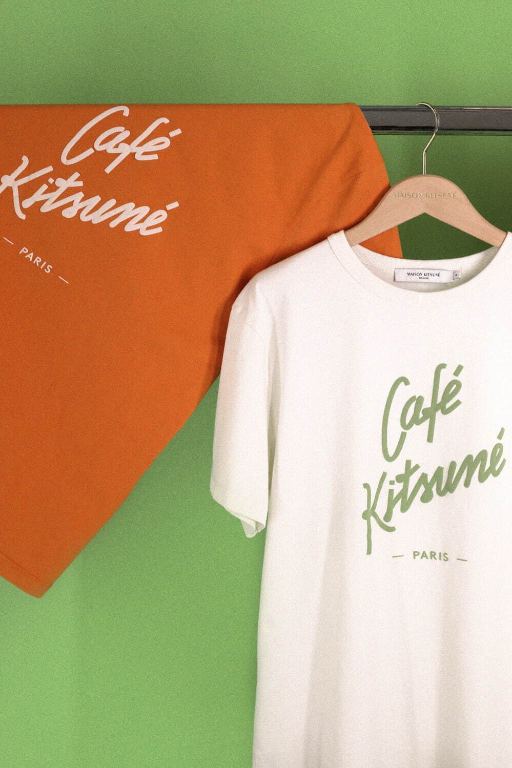 メゾン キツネ手掛けるカフェ キツネのTシャツやスウェット、抹茶やコーヒー着想カラー＆ロゴを配して｜写真26