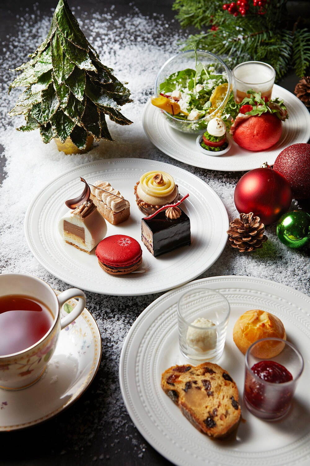 ザ・リッツ・カールトン大阪のクリスマスアフタヌーンティー、“クリスマスケーキ”3種を食べ比べ｜写真1