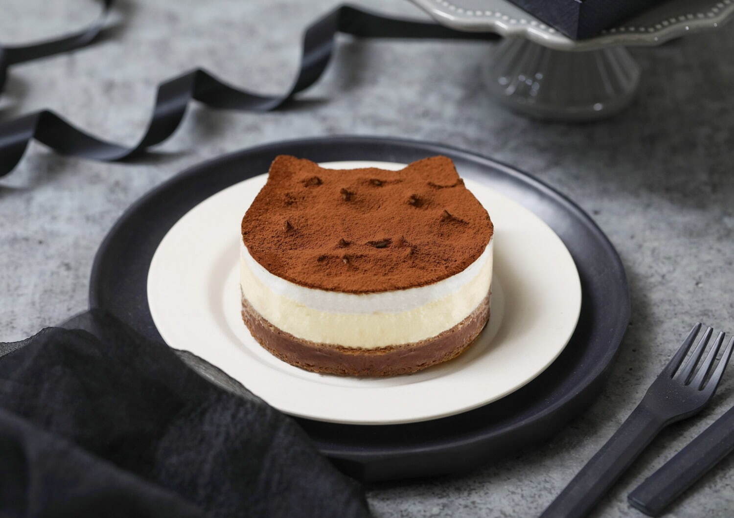 “黒い”ねこねこチーズケーキ「にゃんチー ブラック」、カカオチーズケーキにブラウニーをトッピング｜写真3