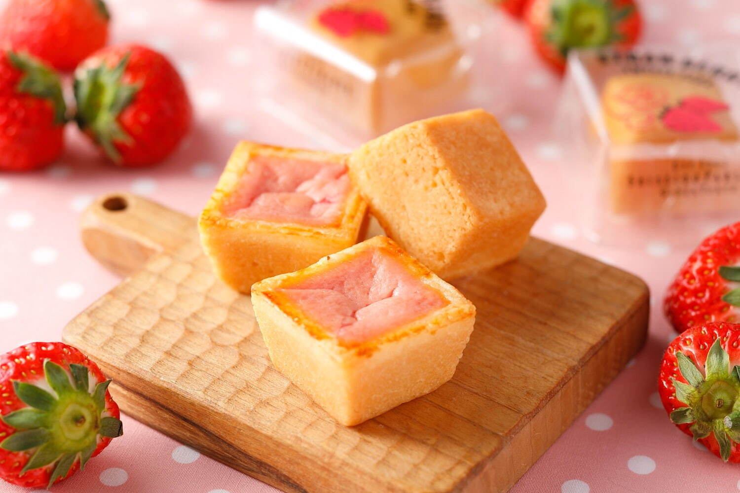 「冬のチーズケーキ(いちご)」3個入 999円、6個入 1,998円