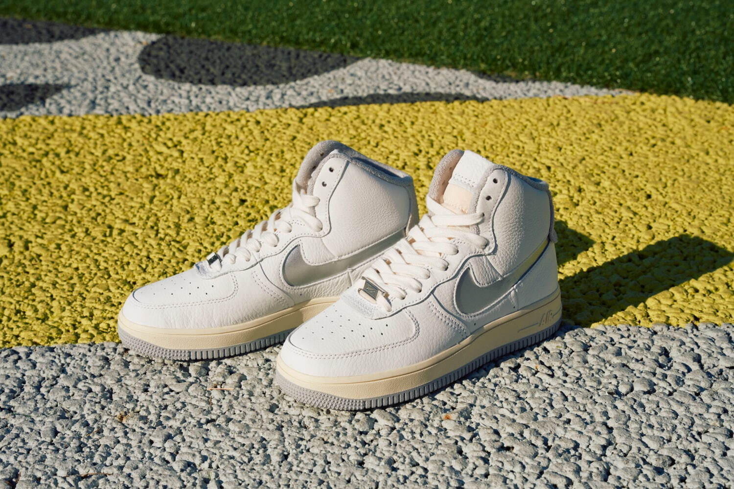 「ダブル エア フォース 1 スカルプト ハイ(W AIR FORCE1 SCULPT HIGH)」シルバー 14,300円