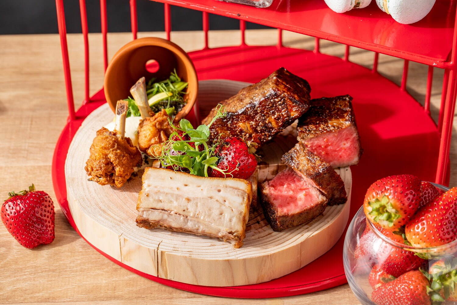 ヒルトン東京、肉料理×苺スイーツの新感覚アフタヌーンティー「お肉アフタヌーン」｜写真5