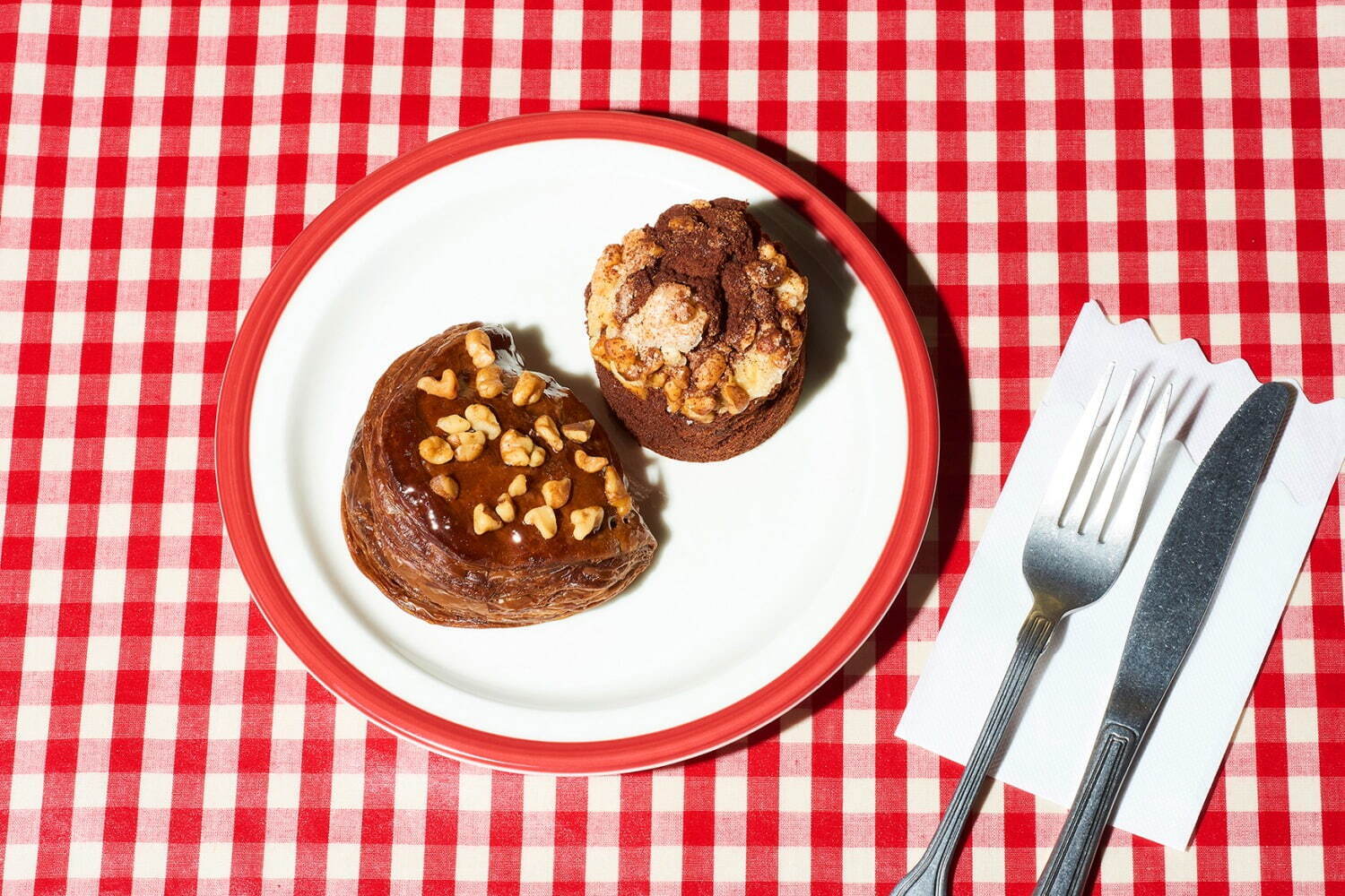 左から)「チョコレートクリームの焼きたてアップルパイ」1個 520円、「くるみとりんごのチョコパイマフィン」1個360円