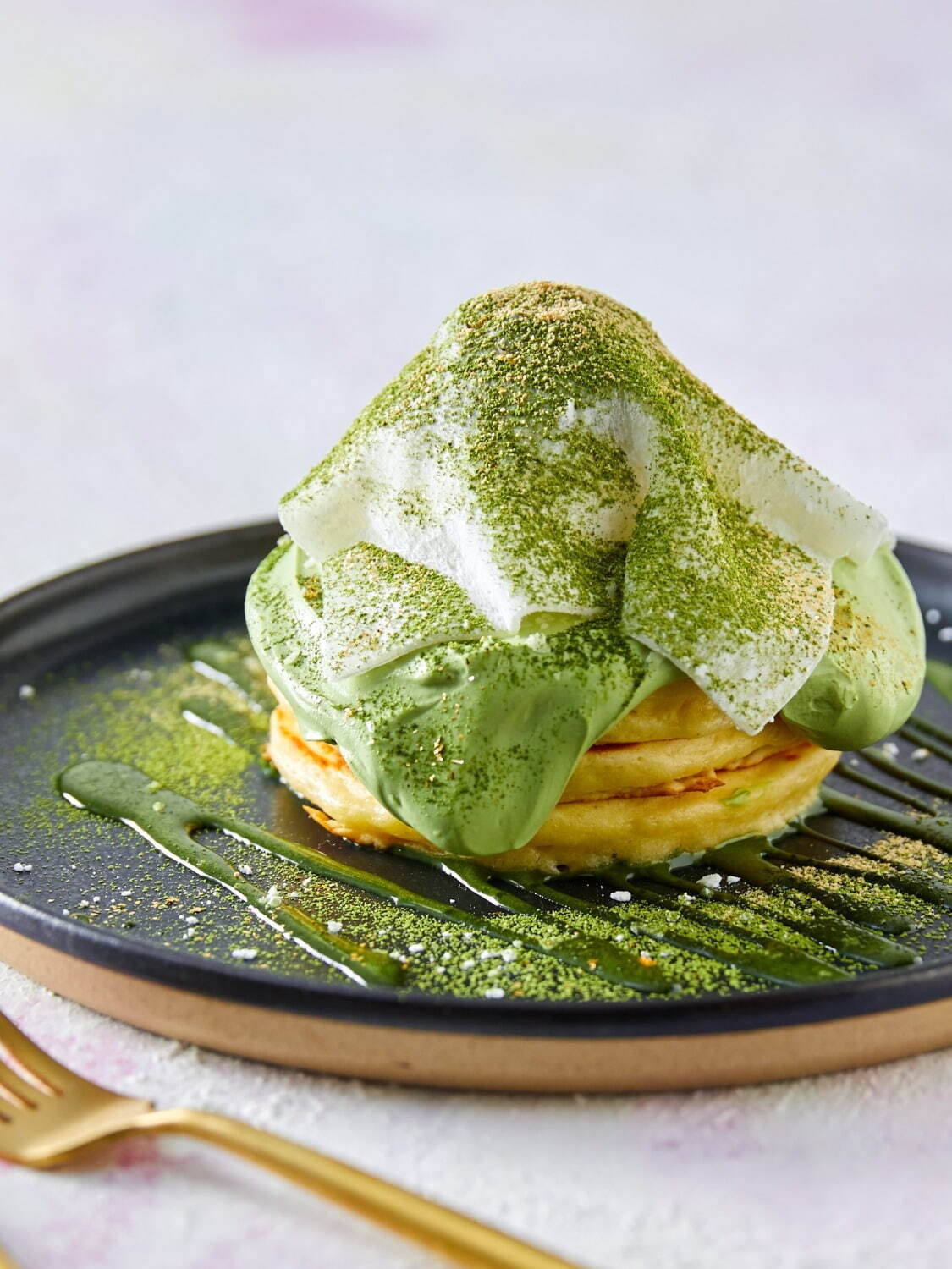 J.S. パンケーキ カフェ“抹茶×いちご大福”パンケーキ、もちもち求肥で包んだ苺を乗せて｜写真2