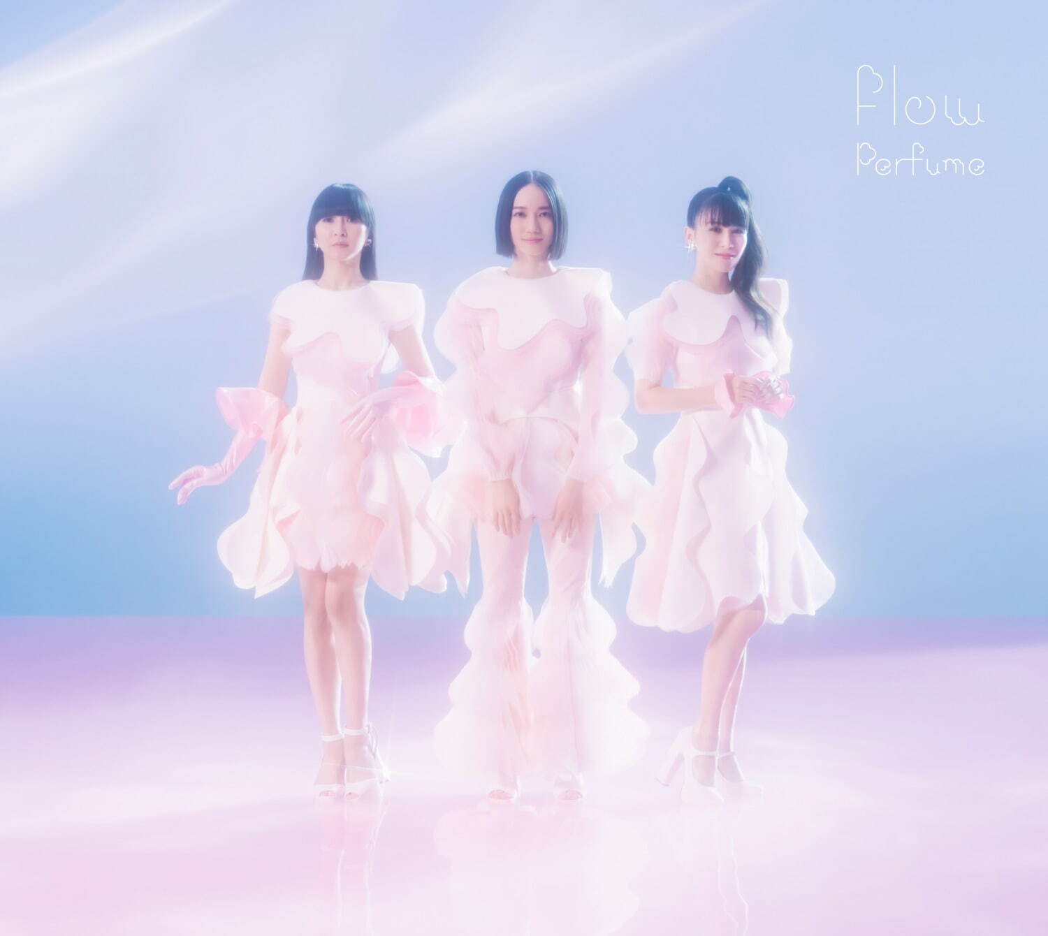 Perfume 最新シングル「Flow」
初回限定盤A(CD+Blu-ray)：2,800円、初回限定盤B(CD+DVD)：2,100円