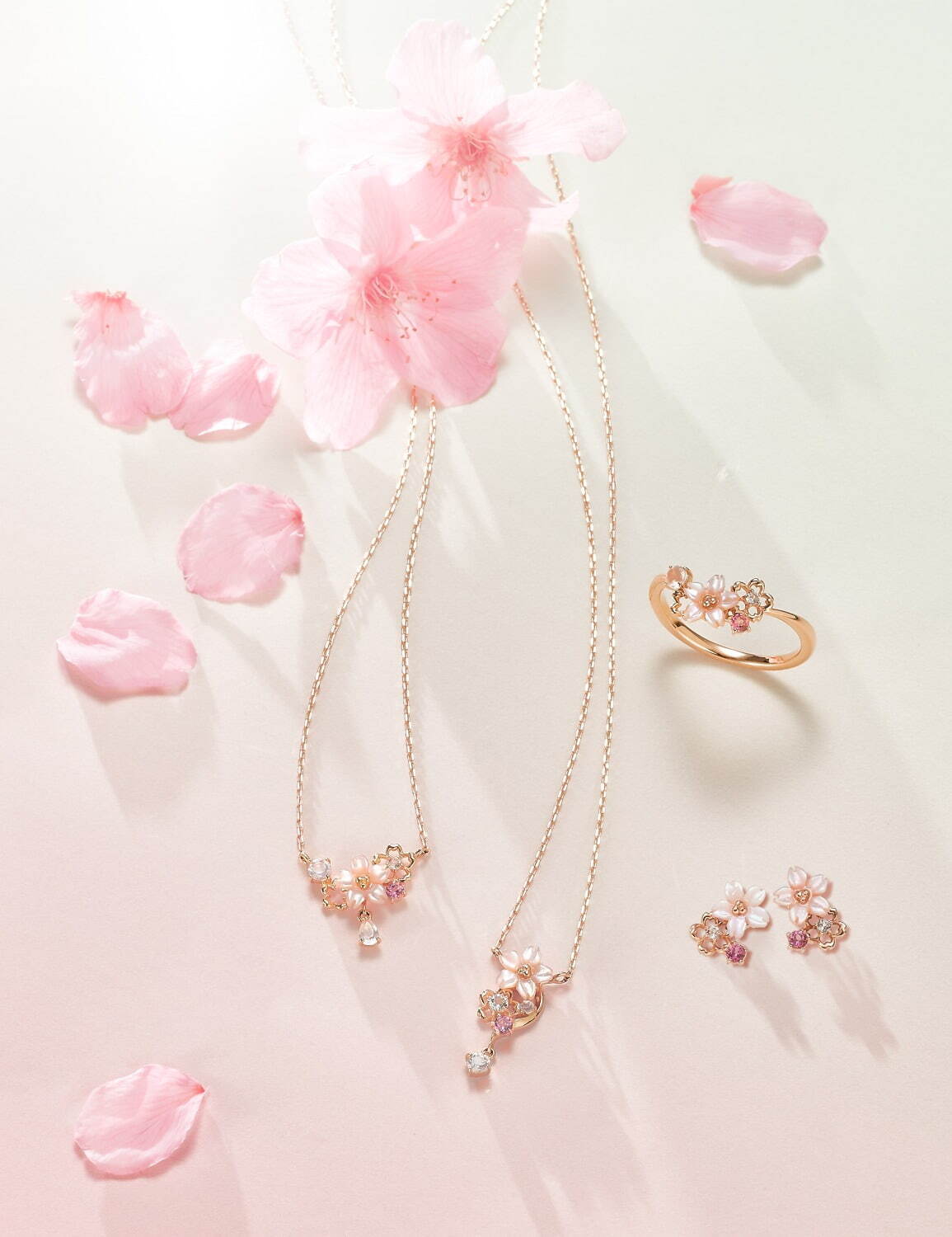 桜ジュエリー
左から)ネックレス 36,300円/ネックレス 36,300円/リング 38,500円/ピアス 29,700円