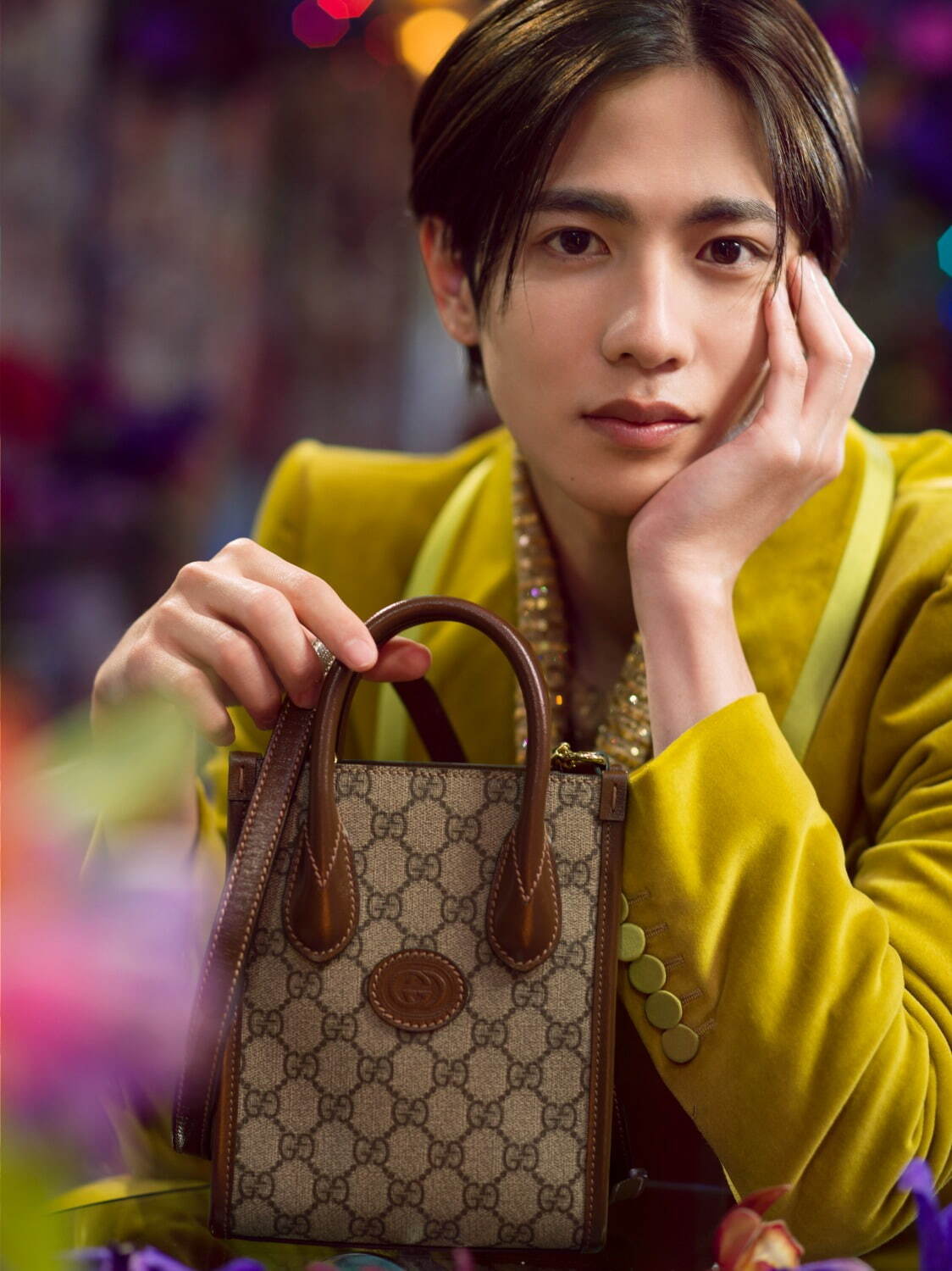 ジャケット 385,000円、タートルネックニット 638,000円
ミニ トートバッグ 145,200円
Courtesy of Gucci