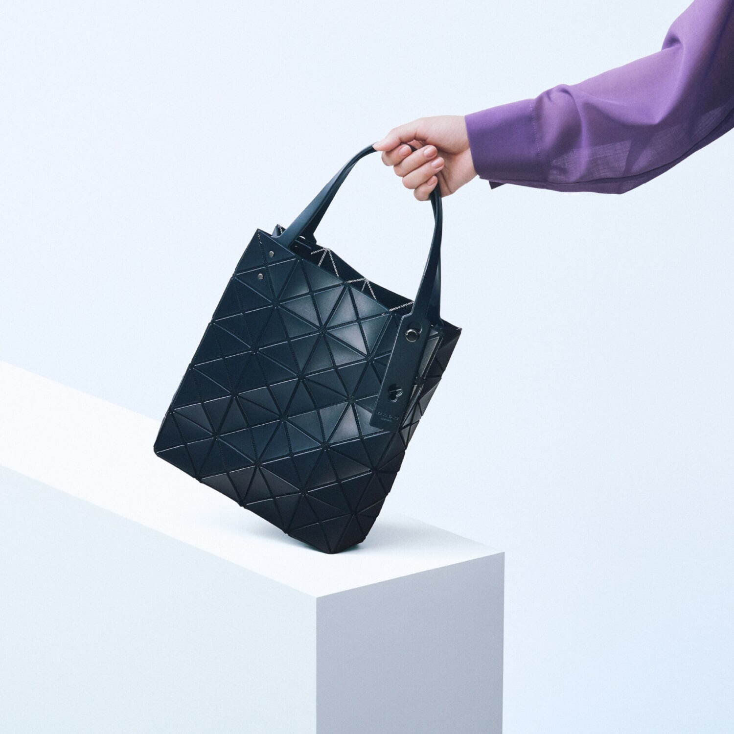 BAO BAO ISSEY MIYAKE"カンガルー"着想のポケット付きバッグやマット質感トート｜写真3