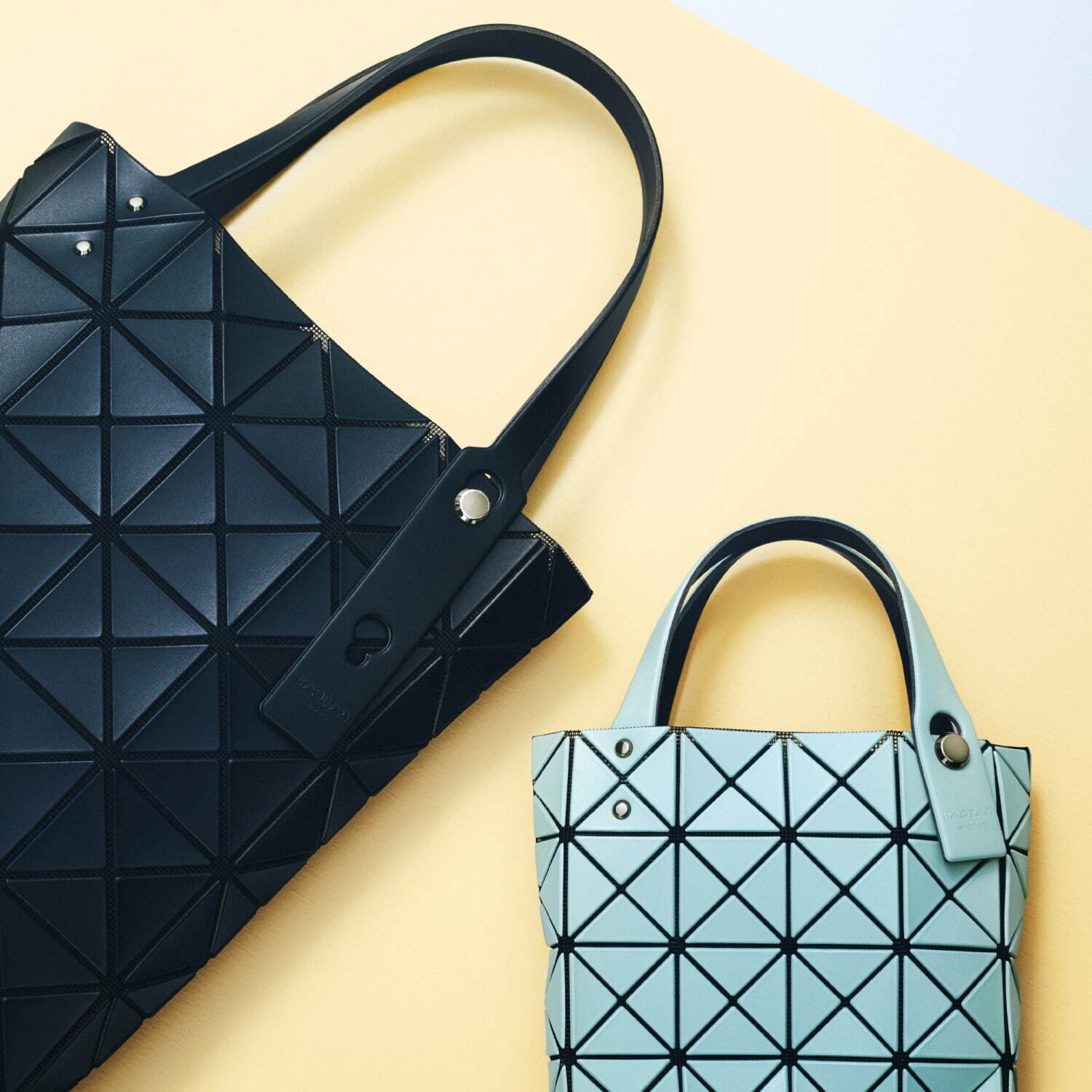 BAO BAO ISSEY MIYAKE"カンガルー"着想のポケット付きバッグやマット質感トート｜写真4