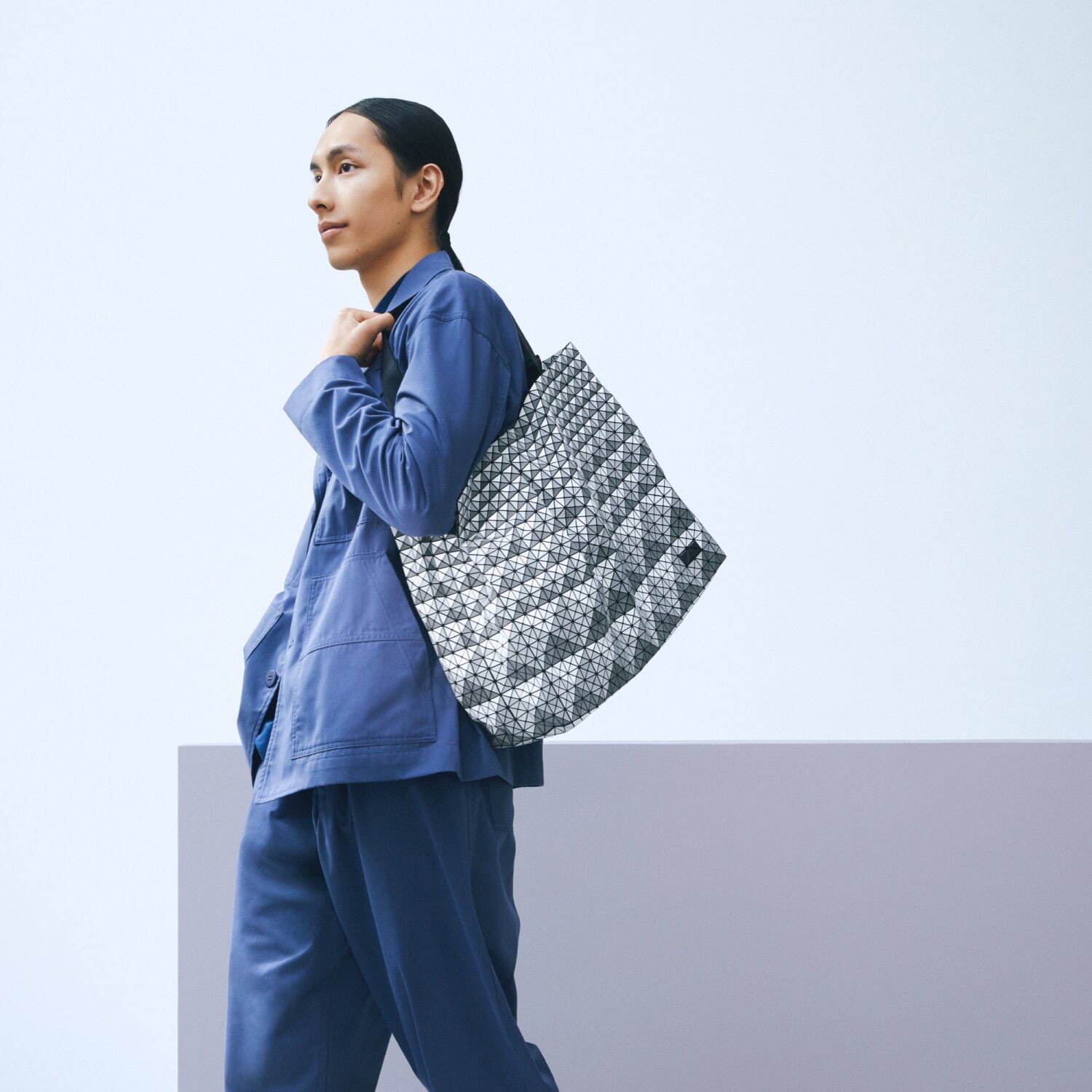 BAO BAO ISSEY MIYAKE"カンガルー"着想のポケット付きバッグやマット質感トート｜写真15