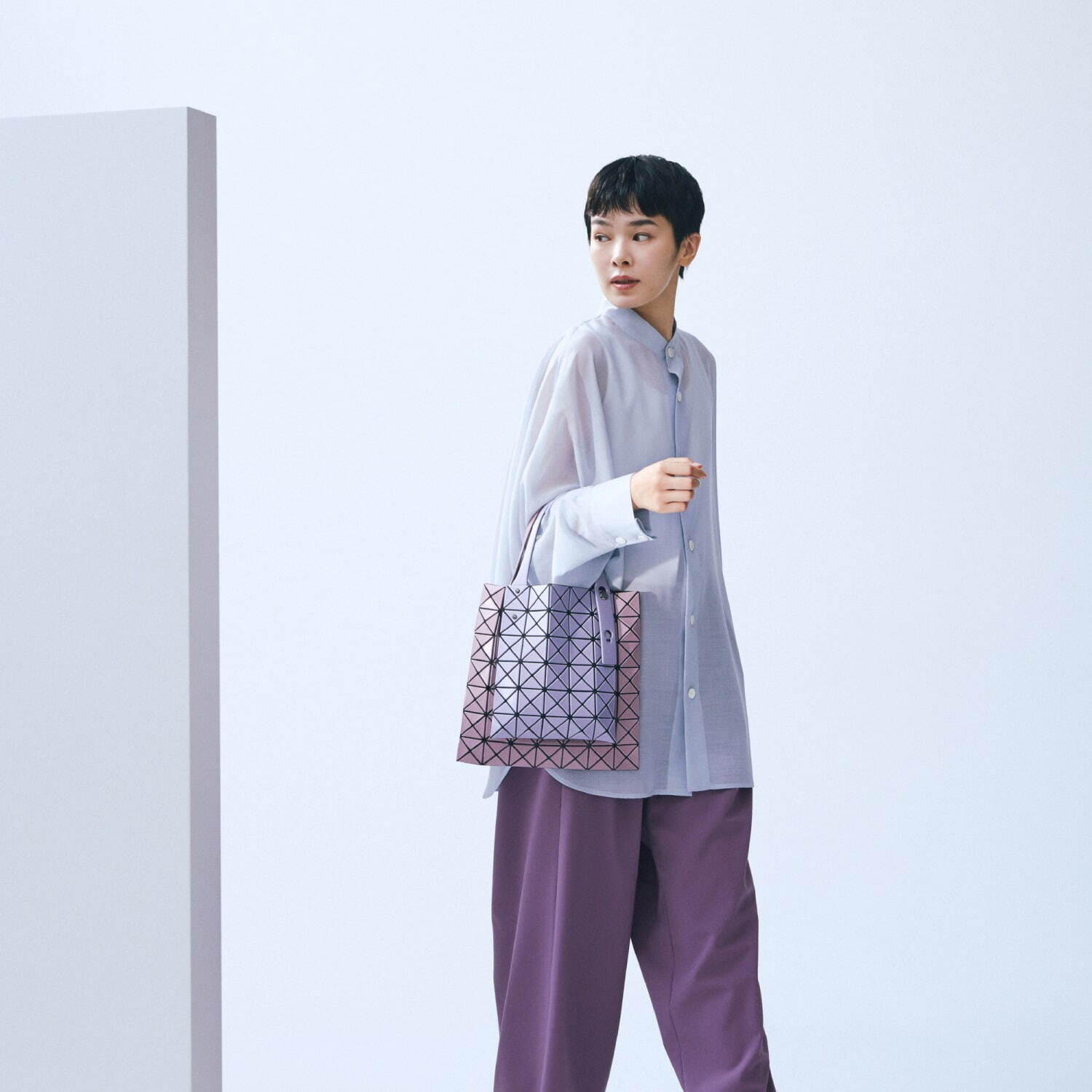 BAO BAO ISSEY MIYAKE"カンガルー"着想のポケット付きバッグやマット質感トート｜写真8