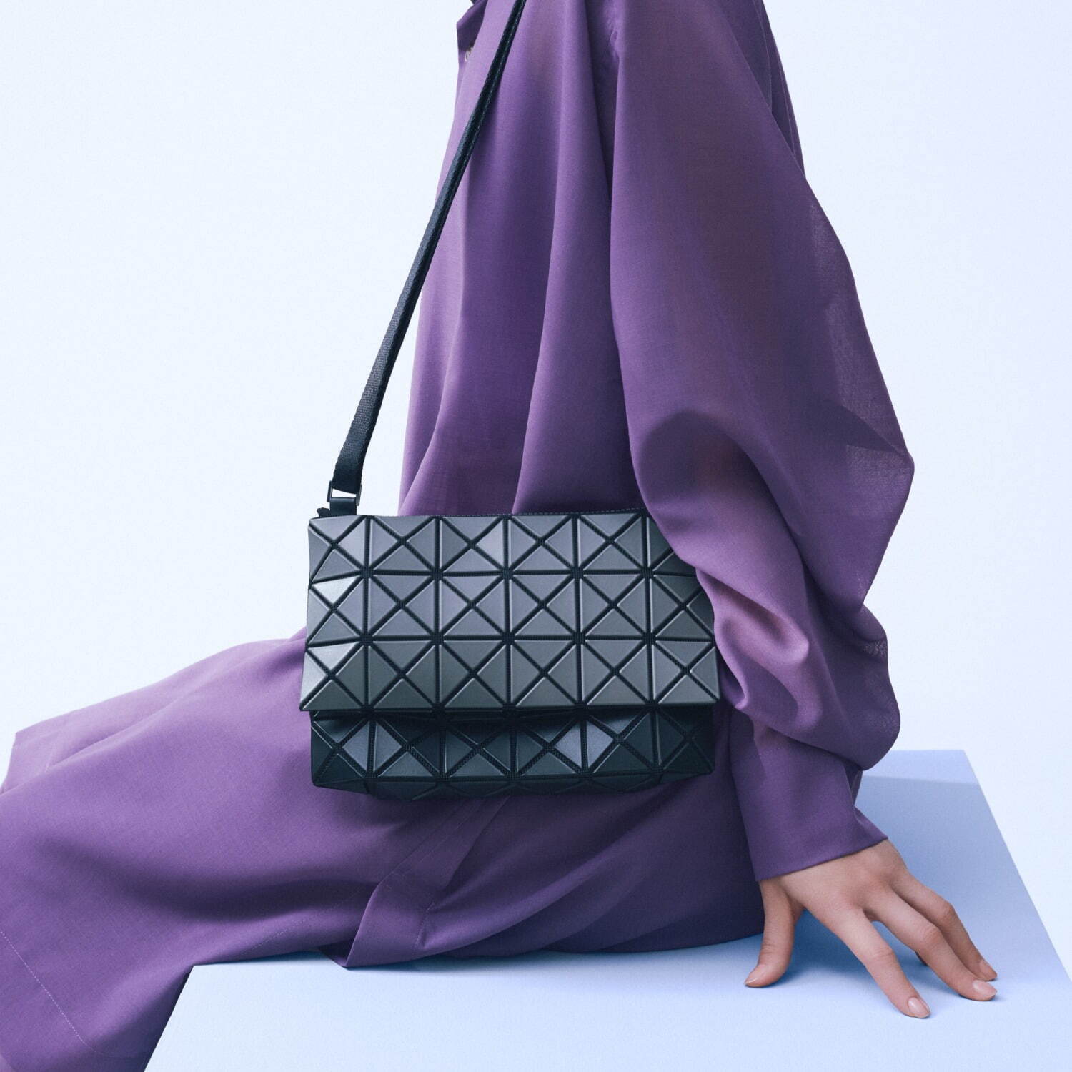 BAO BAO ISSEY MIYAKE"カンガルー"着想のポケット付きバッグやマット質感トート｜写真9