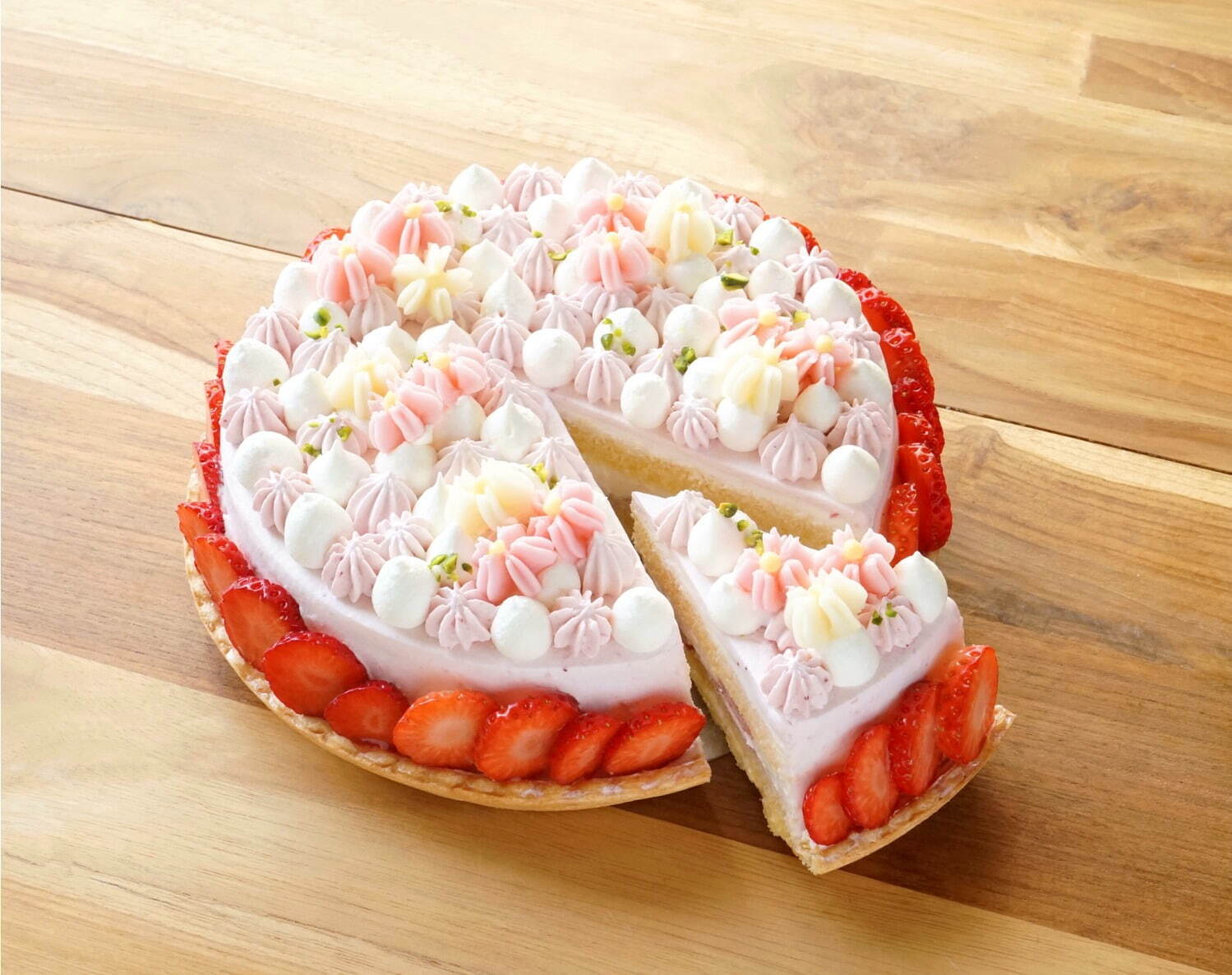 桜と苺のショートタルト 1,320円(ドリンクセット)
ホールケーキ 12cm 3,300円、15cm 3,900円、21cm 8,500円