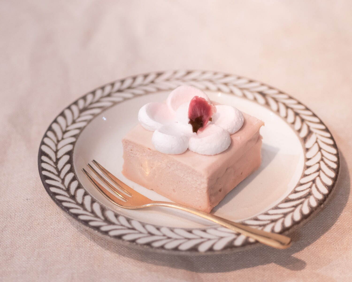 桜スイーツ専門店「ナナシノ桜菓子店」が中目黒にオープン、桜色のチーズケーキなど｜写真1