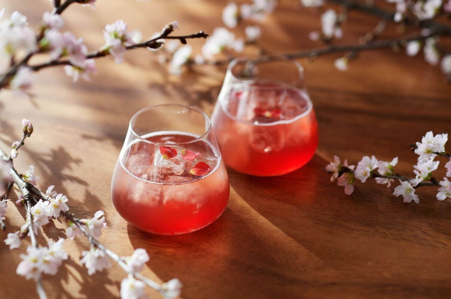 「桜カクテル/フラワーティー」各2,600円