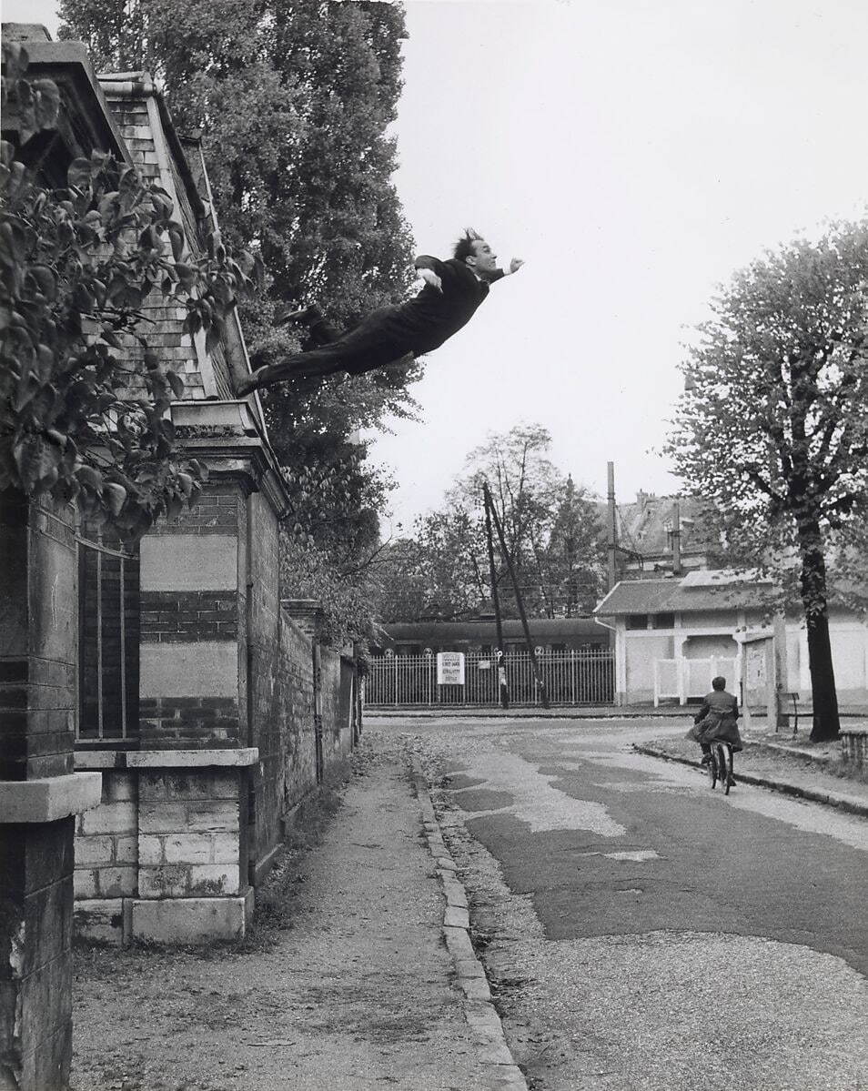 Yves Klein, <i width="954" height="1199">Leap into the Void</i>, 1960
5, rue Gentil-Bernard, Paris, France
© The Estate of Yves Klein c/o ADAGP, Paris
Photo © : Harry Shunk and Janos Kender J.Paul Getty Trust. The Getty Research Institute, Los Angeles. (2014.R.20)