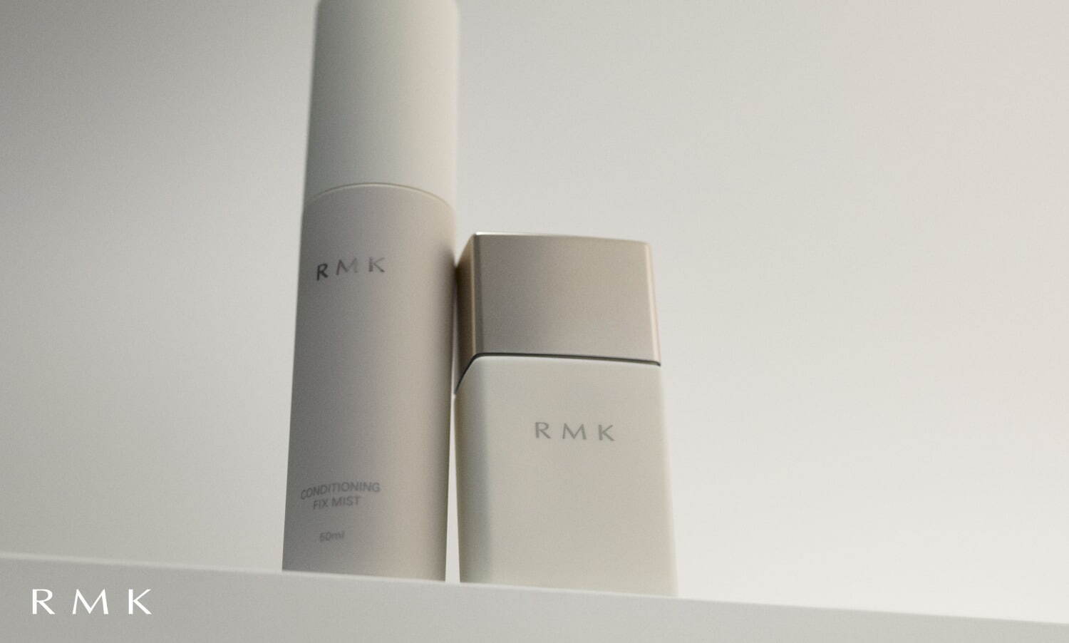 左から) RMK コンディショニング フィックスミスト 50mL 3,300円、
RMK ロングラスティングUVベース 30mL SPF50 PA+++ 4,070円