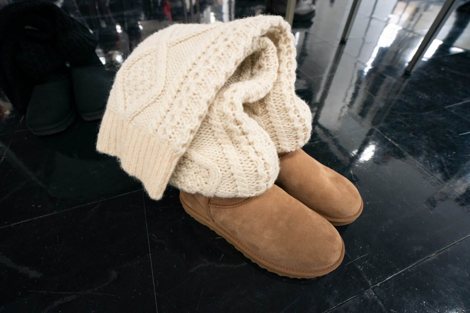 タオ×UGG、ケーブルニットでアレンジしたコラボブーツ - ルーズソックス風のボリュームを演出｜写真5