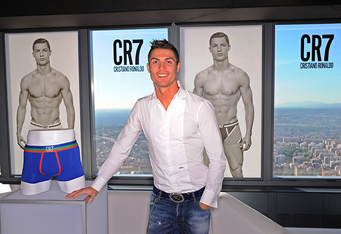 クリスティアーノ・ロナウド、下着ブランド「CR7」設立- 本人登場の巨大パネルがスペインで話題｜写真7