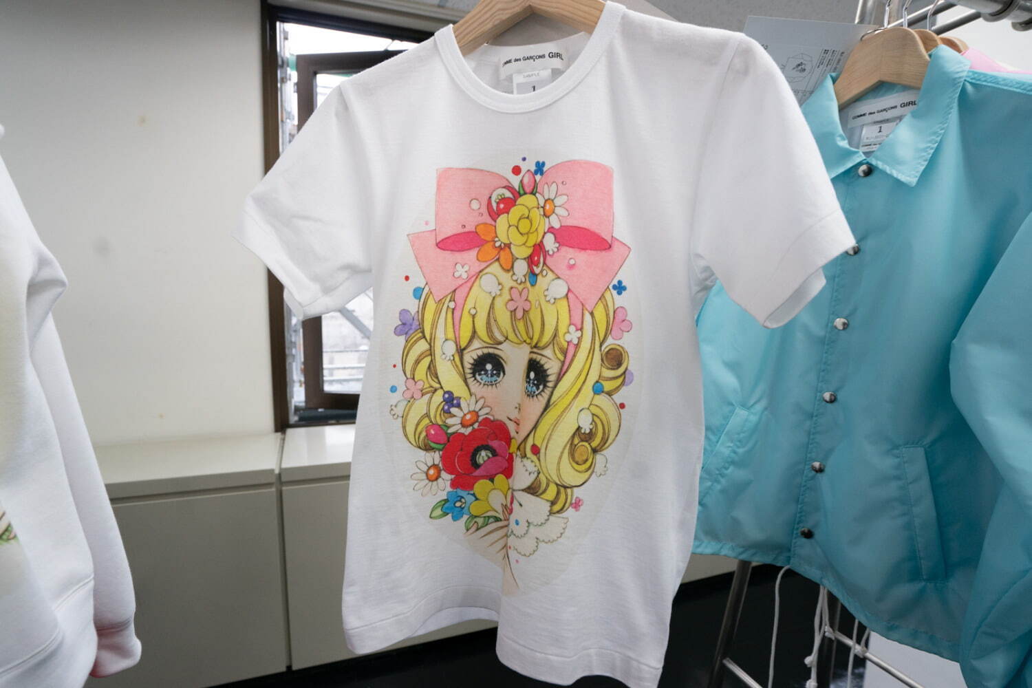 コム デ ギャルソン・ガール×高橋真琴“少女画”のTシャツ＆ジャケット、“花咲く”ワンピースも｜写真6