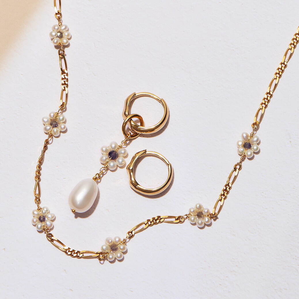 左から)ネックレス 19,800円/ gold plated silver, gold filled metal, iolite and pearl
ピアス 12,100円/ gold plated silver and K10YG
チャーム(シングル) 5,500円/ gold plated silver, gold filled metal, iolite and pearl