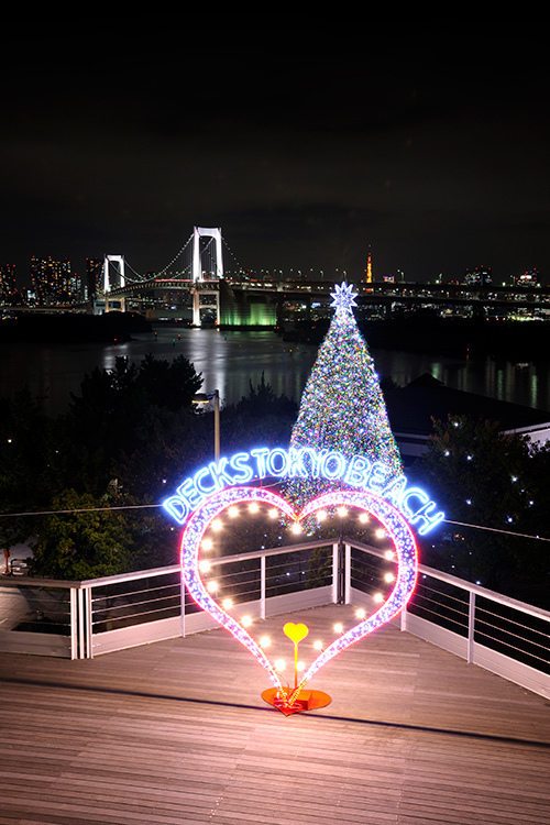 お台場、冬の風物詩「台場メモリアルツリー」レインボーブリッジを背景に点灯｜写真3