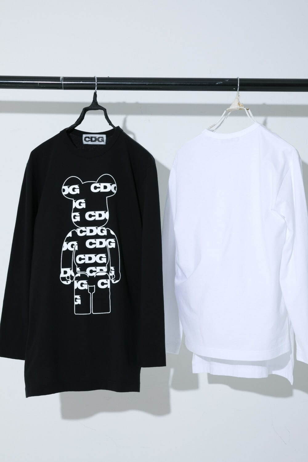 コム デ ギャルソンのCDG×メディコム・トイ、“CDGロゴ入りベアブリック”のモノクロTシャツ｜写真4