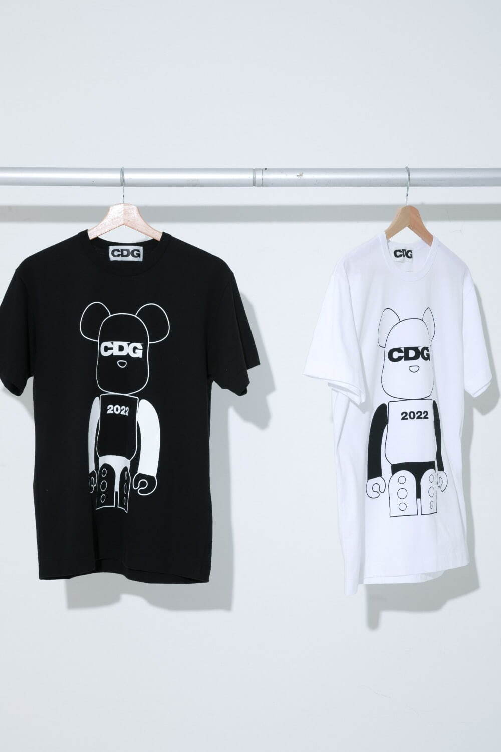 コム デ ギャルソンのCDG×メディコム・トイ、“CDGロゴ入りベアブリック”のモノクロTシャツ｜写真3