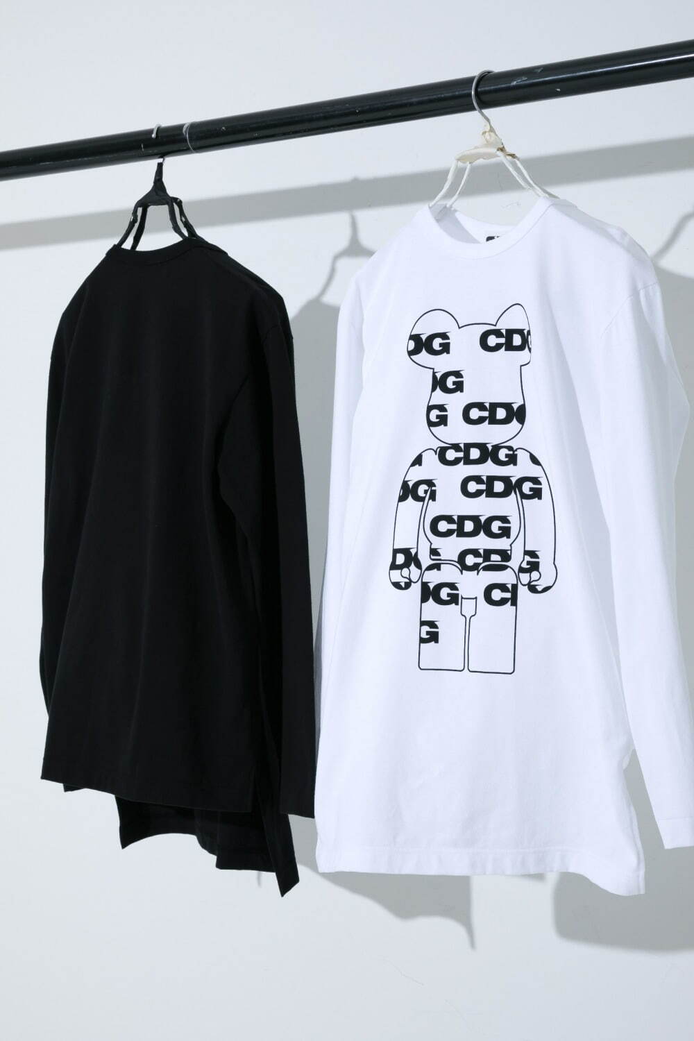 コム デ ギャルソンのCDG×メディコム・トイ、“CDGロゴ入りベアブリック”のモノクロTシャツ｜写真6