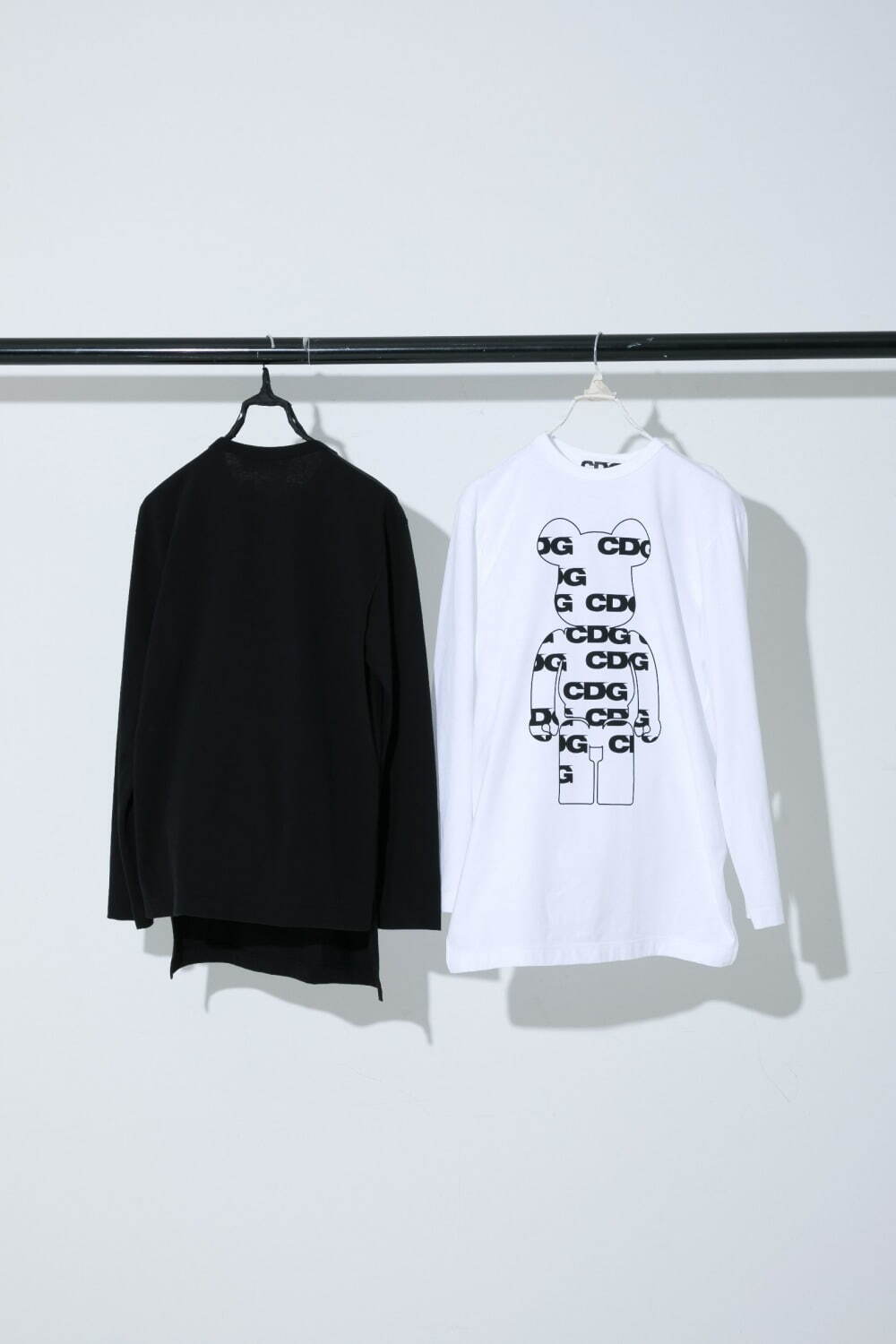 コム デ ギャルソンのCDG×メディコム・トイ、“CDGロゴ入りベアブリック”のモノクロTシャツ｜写真5