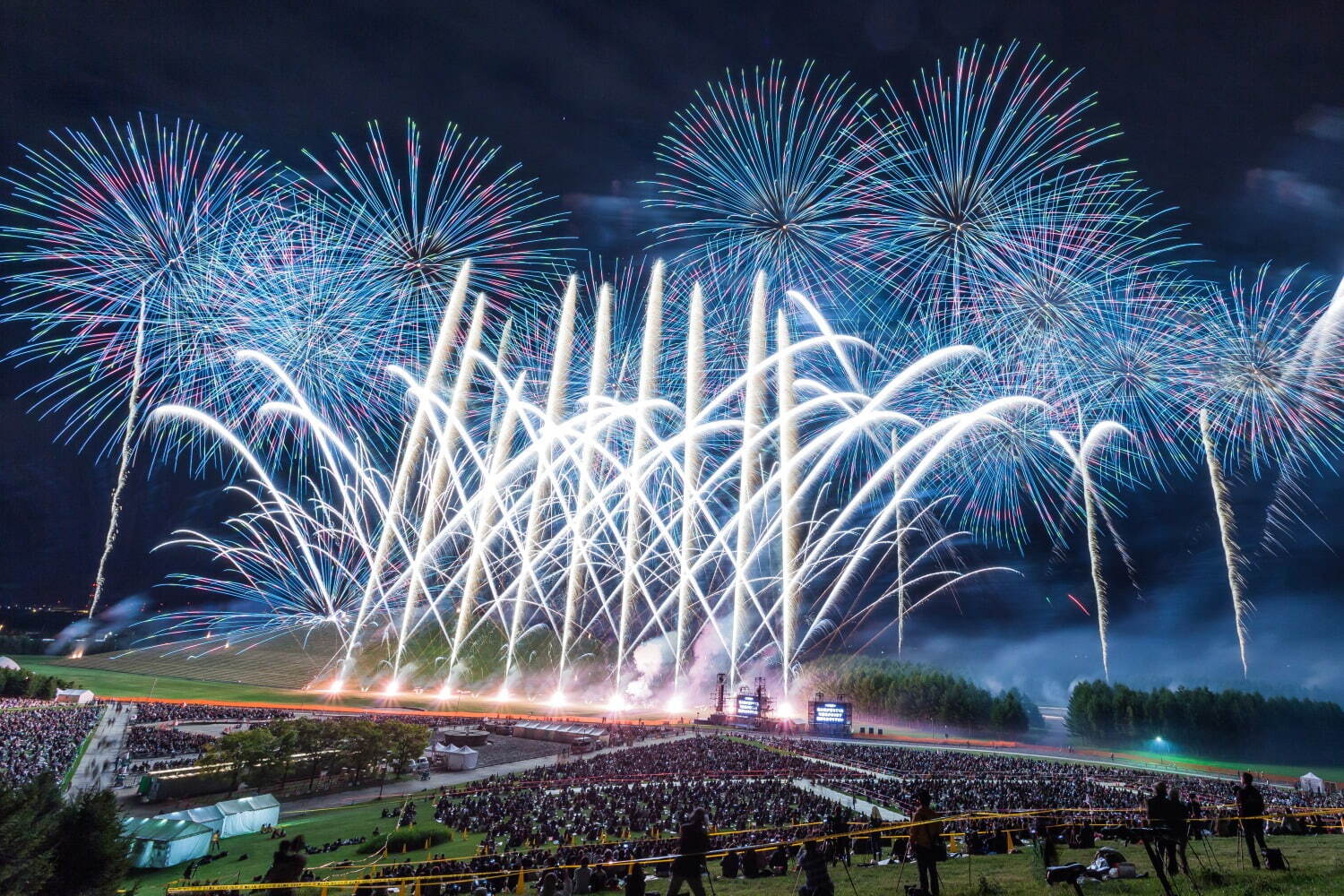 「東北未来芸術花火2022」音楽とシンクロした芸術花火、宮城・鳥の海公園で開催｜写真9