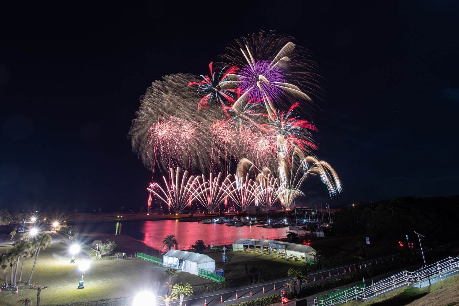 「東北未来芸術花火2022」音楽とシンクロした芸術花火、宮城・鳥の海公園で開催｜写真3