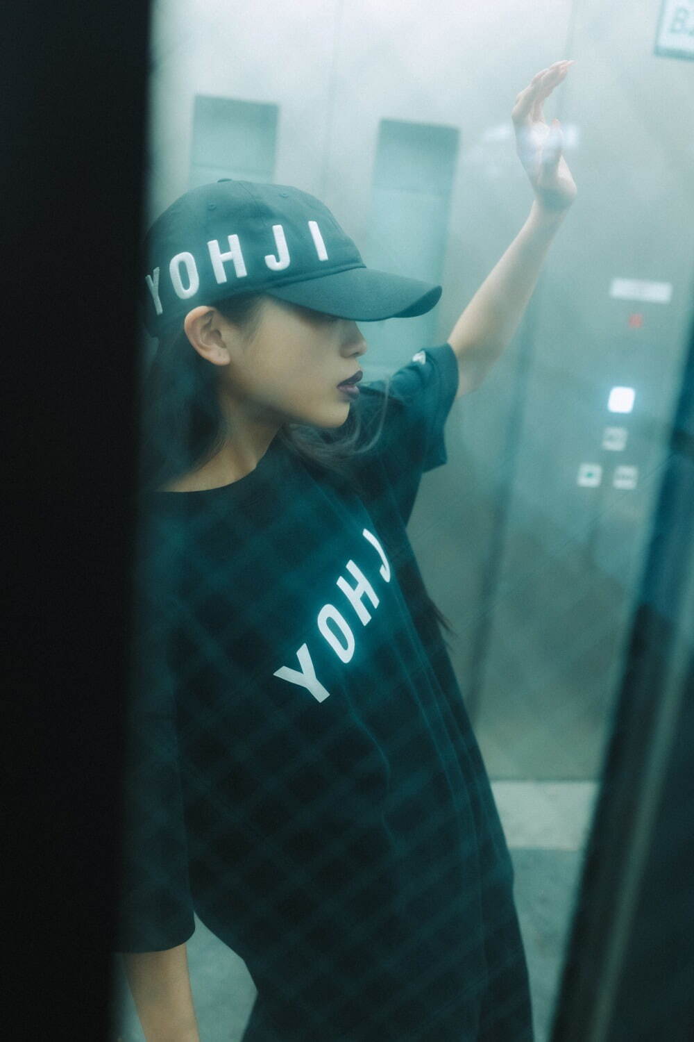 ヨウジヤマモト×ニューエラのコラボキャップやTシャツ、シンプルなブロック体“YOHJI”ロゴ｜写真1