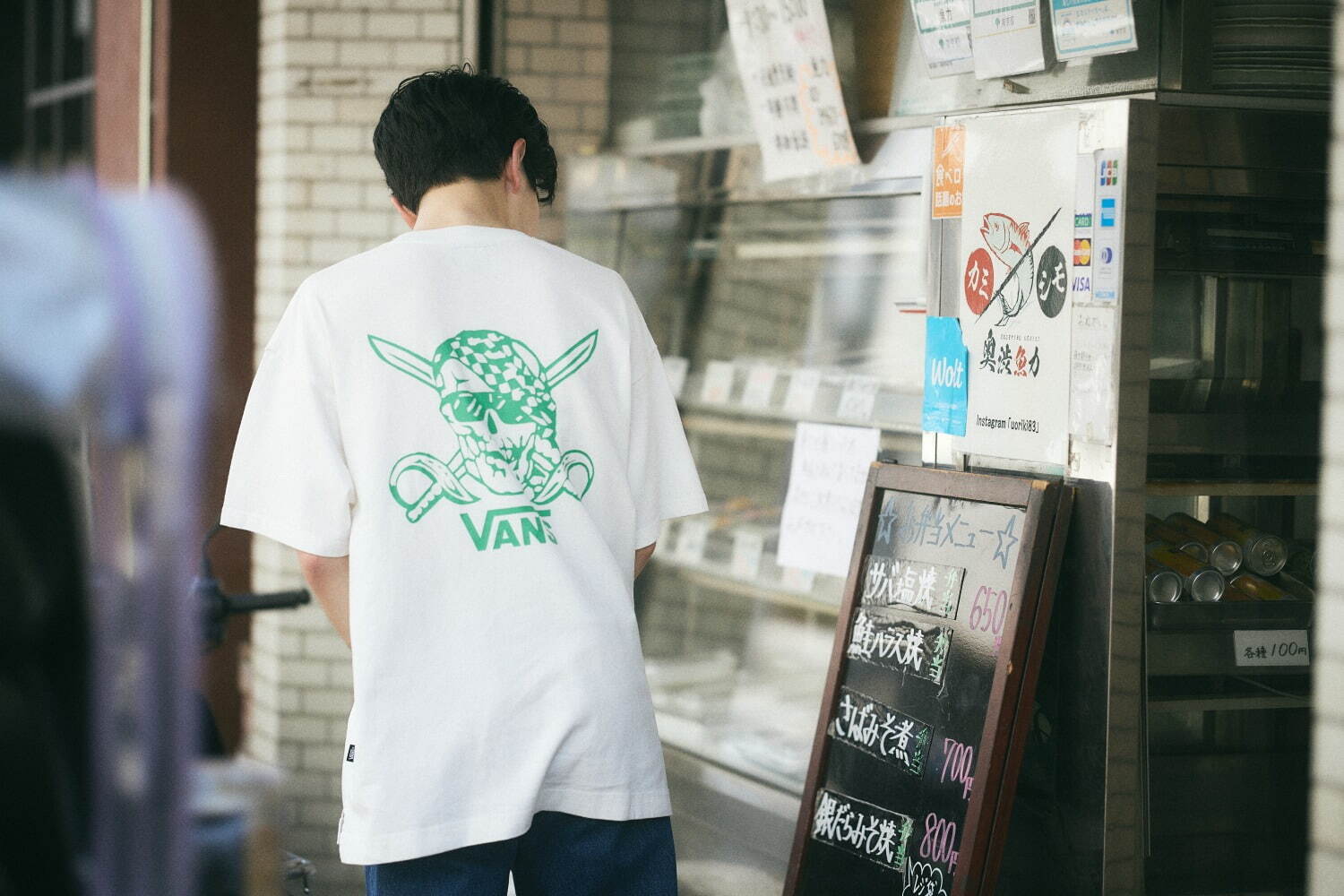 VANS“パイレーツ スカル”プリントの限定Tシャツ＆ヴィンテージ風スウェット｜写真11