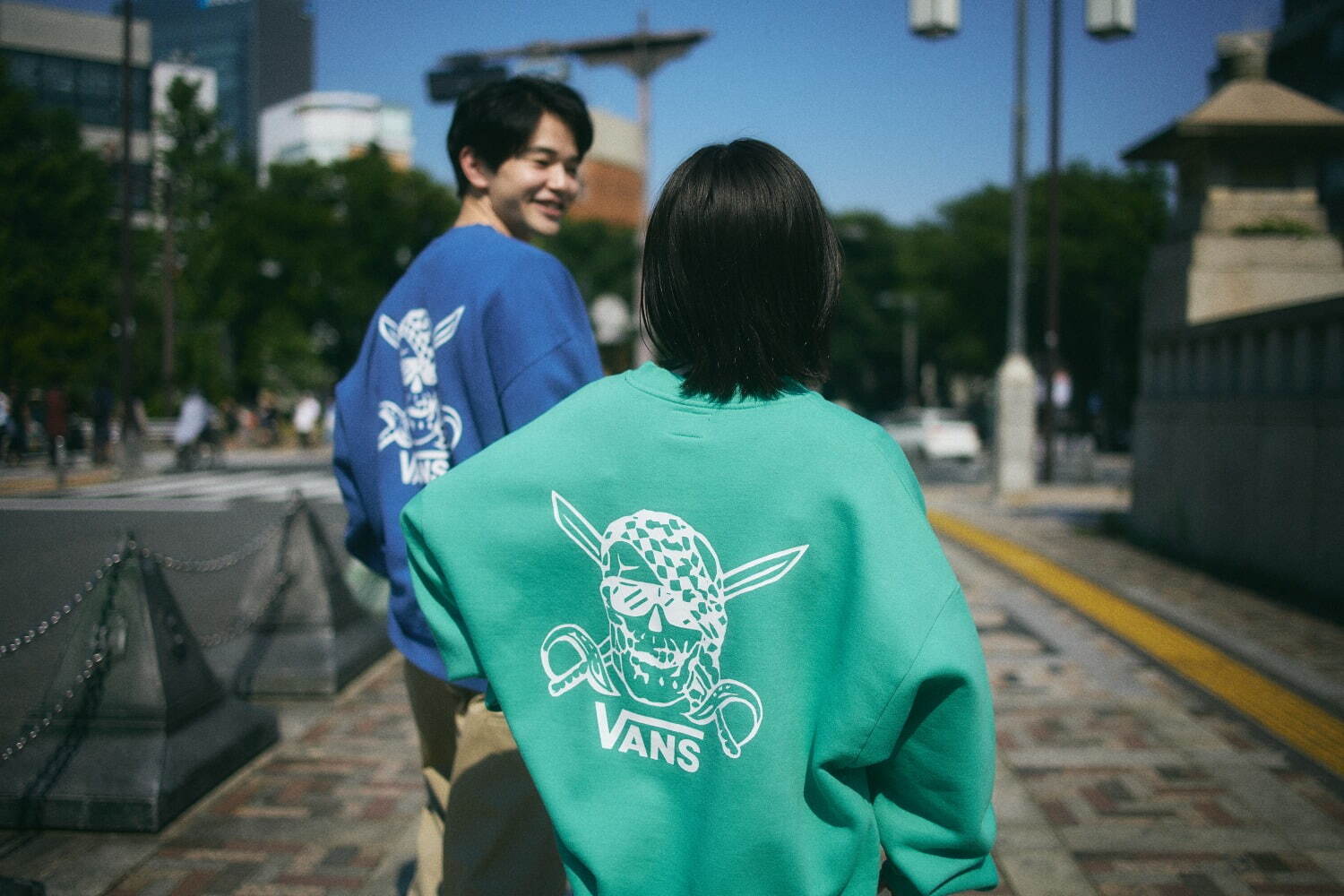 VANS“パイレーツ スカル”プリントの限定Tシャツ＆ヴィンテージ風スウェット｜写真16