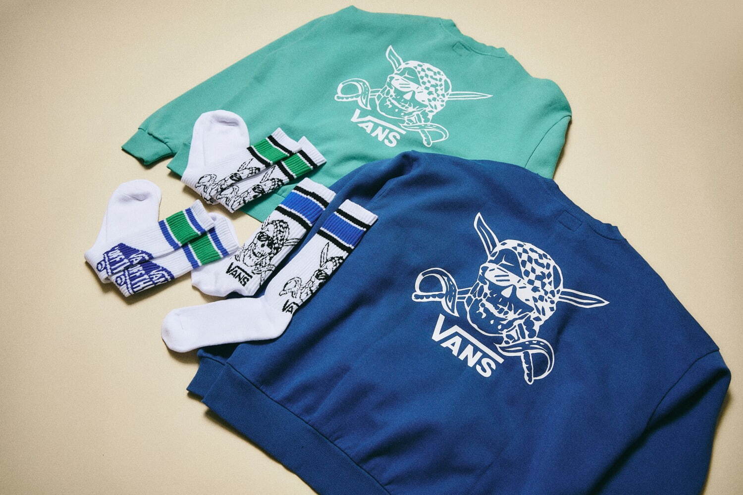 VANS“パイレーツ スカル”プリントの限定Tシャツ＆ヴィンテージ風スウェット｜写真10