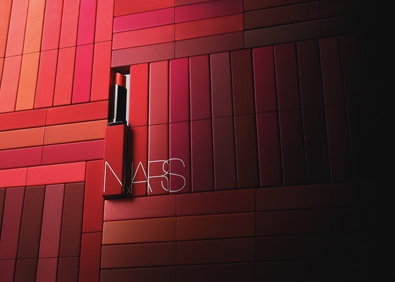 NARS22年秋コスメ”鮮やかマットカラー”新作リップスティック、まるで無重力のつけ心地｜写真2