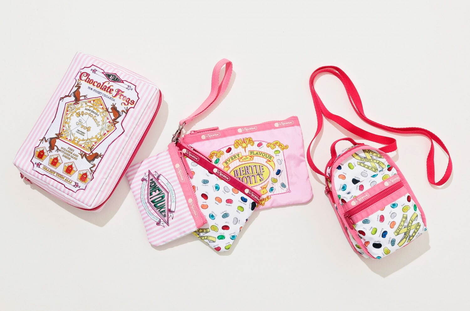 左から)Book Pouch 22×15×5cm 15,400円、Wristlet Pouch Set S:10×15 M:12×17 L:14.5×20cm 13,200円、Micro Shoulder bag 18×11×6cm 13,200円