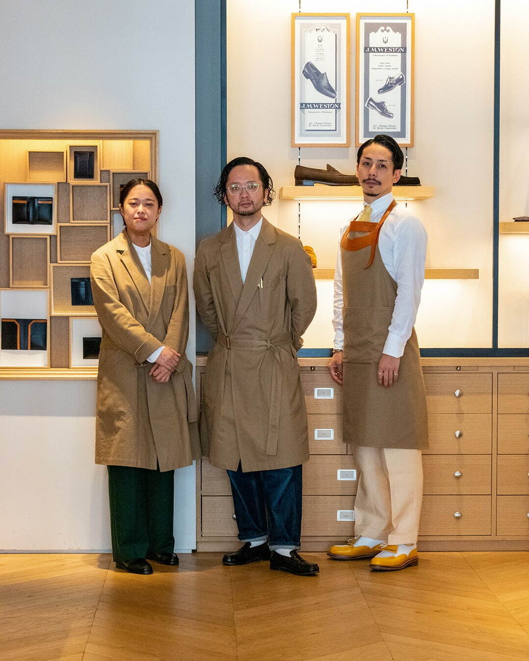 ジェイエムウエストン 青山店でScye製作のスタッフユニフォーム導入、“コインローファー”エプロン｜写真2