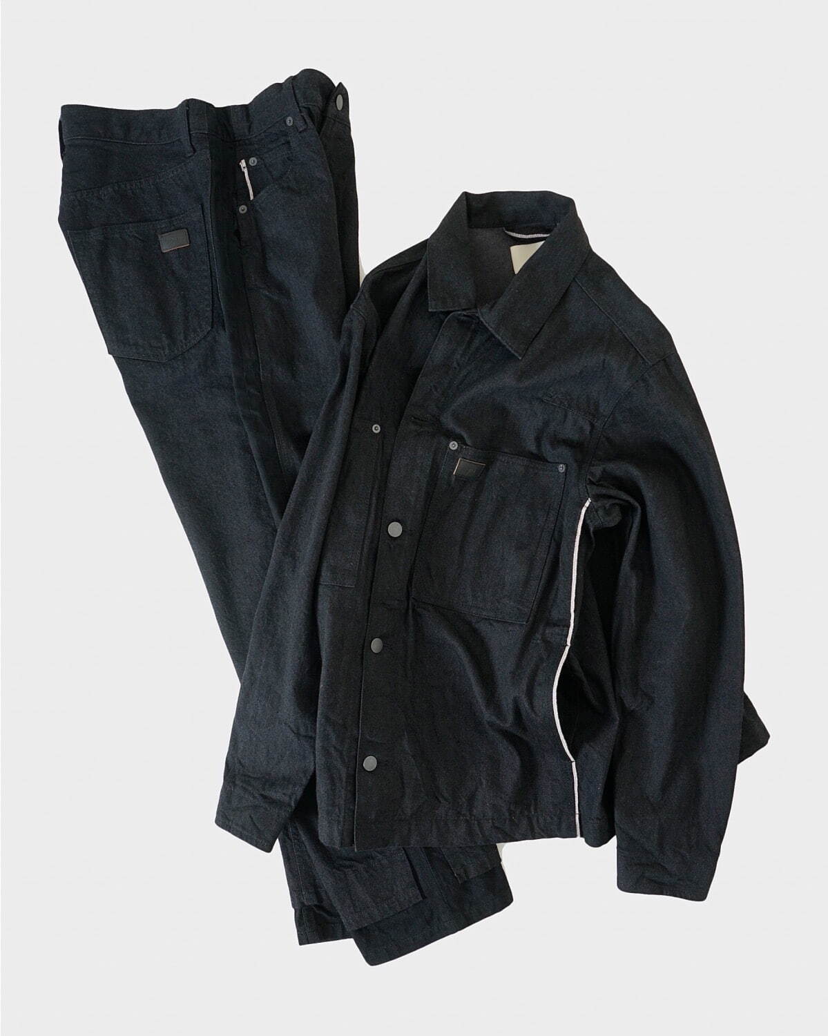 SELVEDGE LINE DENIM SHIRT JACKET 41,800円、CONNECTED 7P STRAIGHT DENIM TROUSERS 37,400円