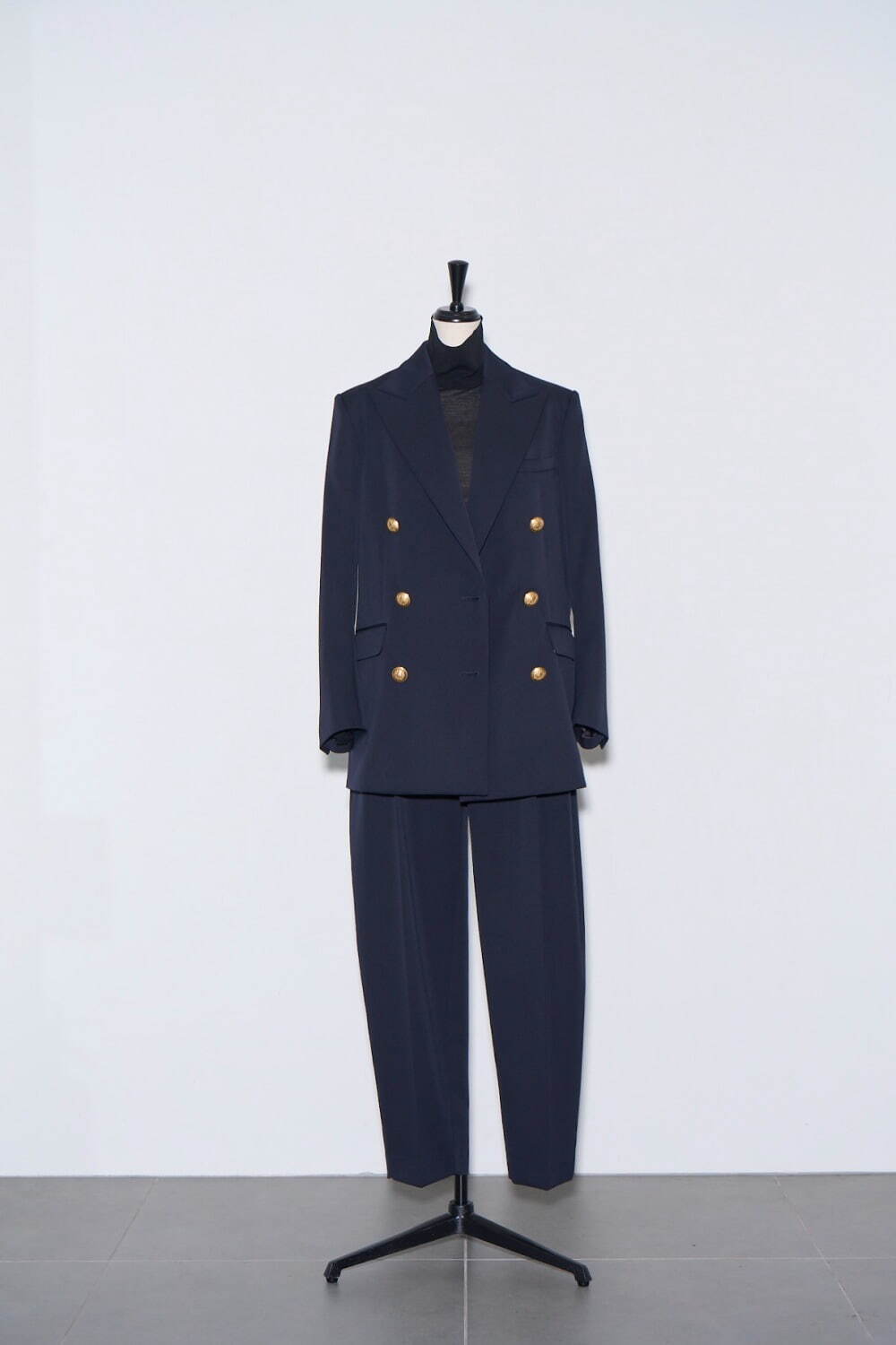 Wool gabardine Blazer 85,800円、Ballon Pants 49,500円