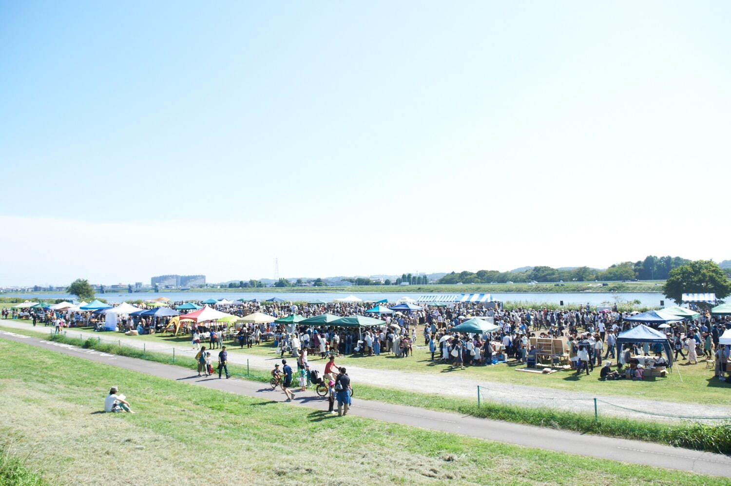 大人の文化祭「もみじ市2022 グリーン」多摩川河川敷で開催、クラフト作家や飲食店など67組が集結｜写真1