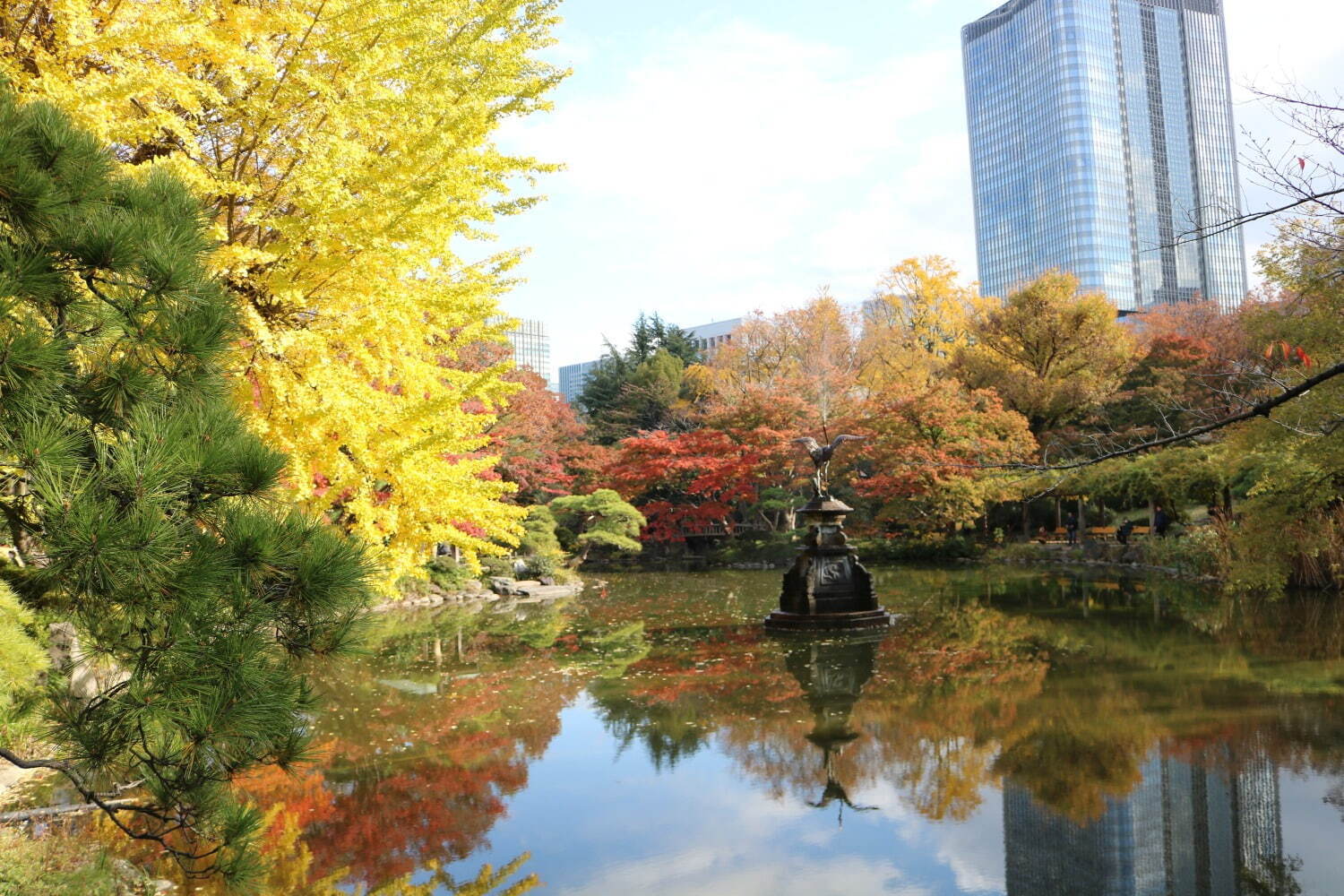 東京千代田区「おすすめ紅葉スポット」イチョウ＆モミジが染まる日比谷公園など紅葉の名所6選｜写真1