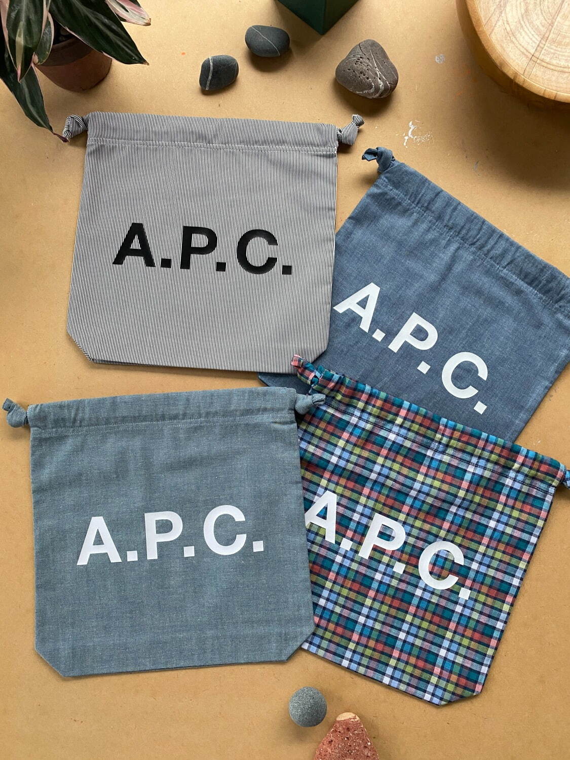 A.P.C.の22年クリスマスコレクション、プレゼントに最適！ロゴニットや期間限定バッグなど冬小物｜写真12