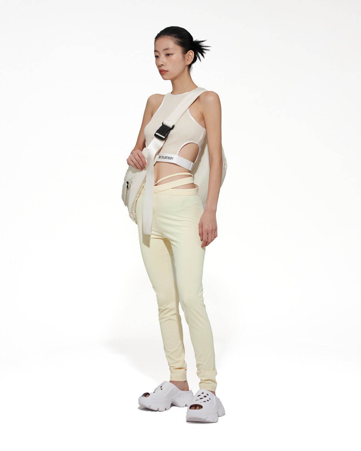 CUT OUT CROPPED TANKTOP 11,000円、WAIST CUT OUT LEGGINGS 17,600円