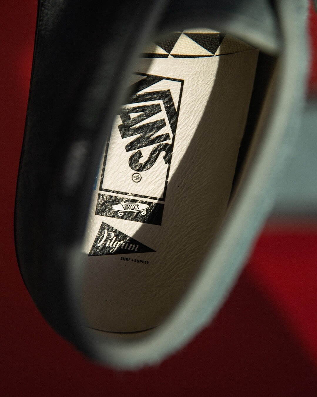 VANS“海の色”をイメージしたグラデカラースニーカー、ピルグリム サーフ＋サプライ別注で｜写真5