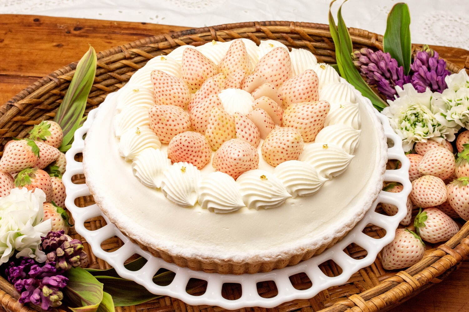 「白イチゴ “初恋の香り”のショートケーキタルト」
piece 1,782円 / whole(25cm) 17,820円 /whole(17cm) 8,316円
販売期間：[第3弾]3月1日(水)〜3月15日(水)