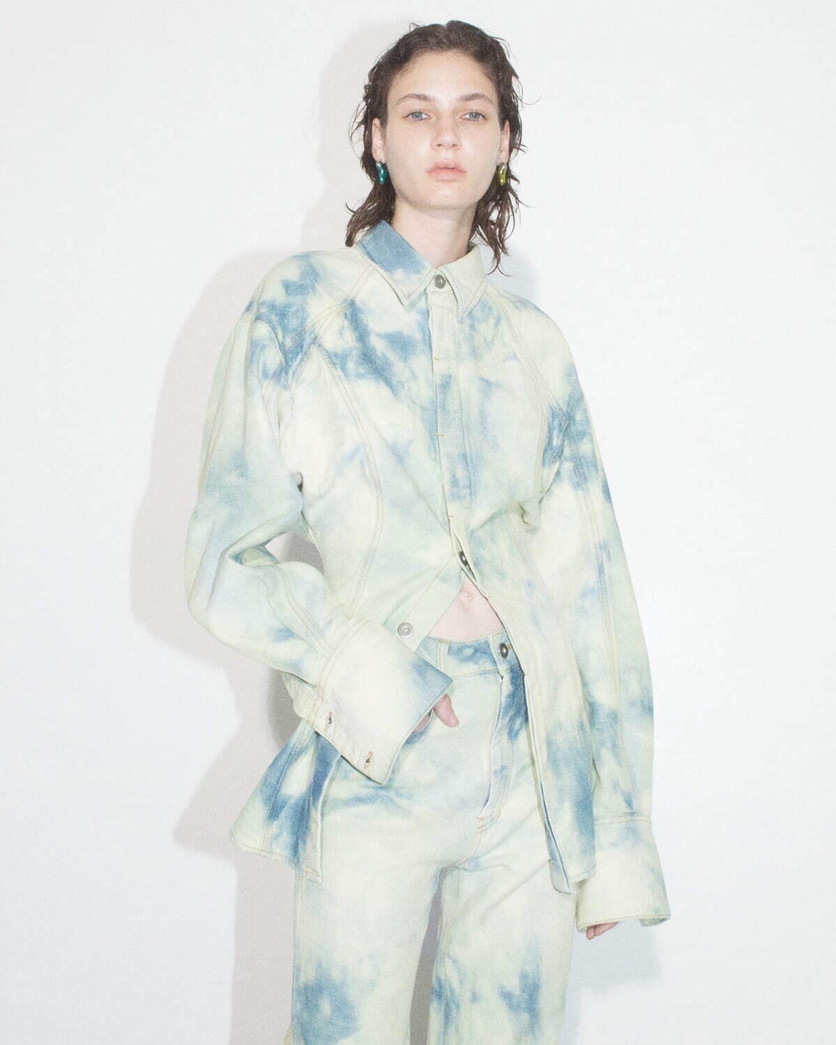 BLEACHED DENIM SHIRT 69,300円、BLEACHED JEANS 53,900円