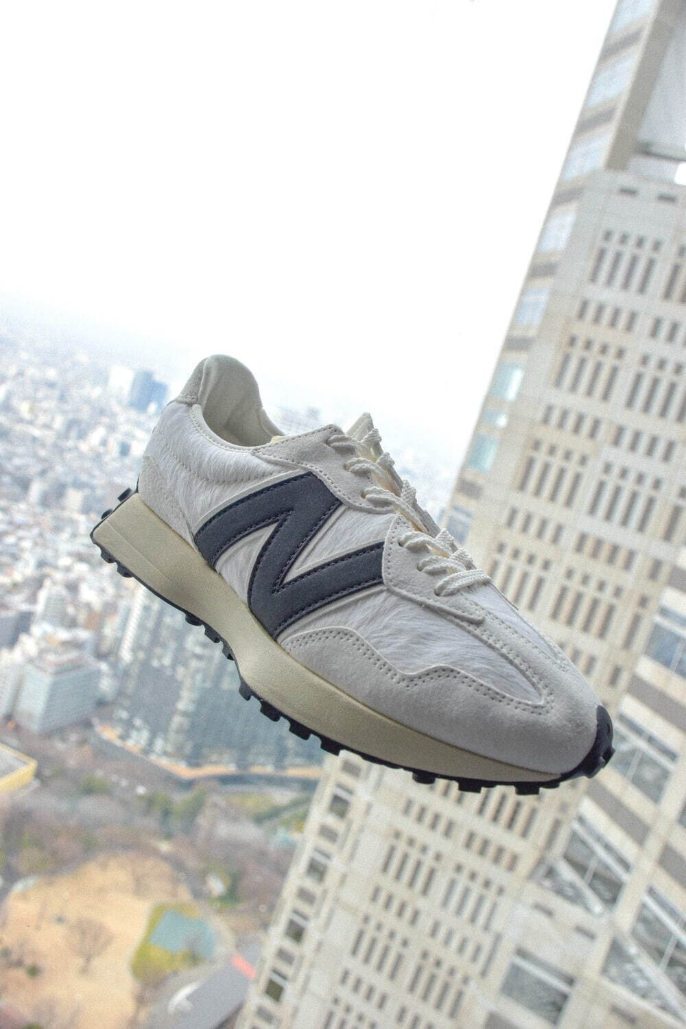 アトモス(atmos), ニューバランス(New Balance) 327｜写真1