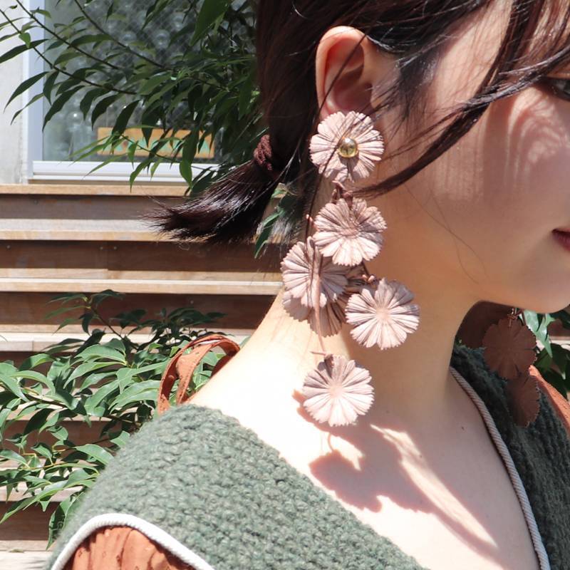 FUMIE TANAKA / FT leather Flower earring - 画像3枚目